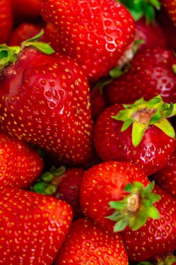 Kırmızı çilekler ve görünür detaylar. arkaplan veya doku