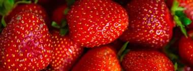 Kırmızı çilekler ve görünür detaylar. arkaplan veya doku