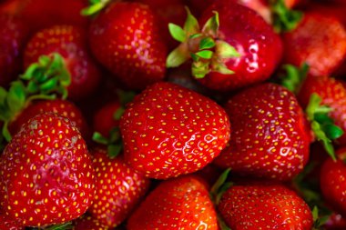 Kırmızı çilekler ve görünür detaylar. arkaplan veya doku