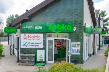 Ustka, Polonya - 26.06.2024 - Ustka 'da zabka zinciri mağazası