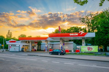 Ustka, Polonya - 26.06.2024 - Ustka 'da gün batımında Orlen benzin istasyonu