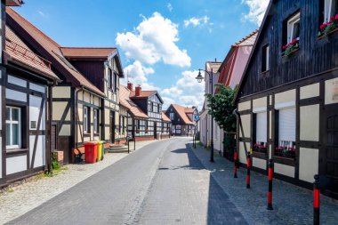 Ustka şehrinde ilginç karakteristik binalarla sokaklar