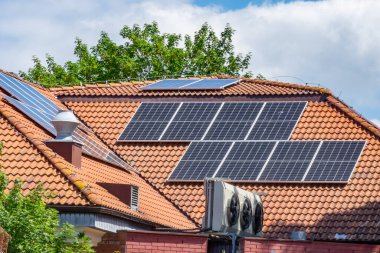 Kırmızı kiremit çatısındaki fotovoltaik paneller