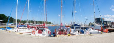 Ustka limanına demirlemiş yatlar