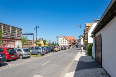 Ustka, Polonya - 25.06.2024 - Ustka 'da ilginç binaları olan sokaklar