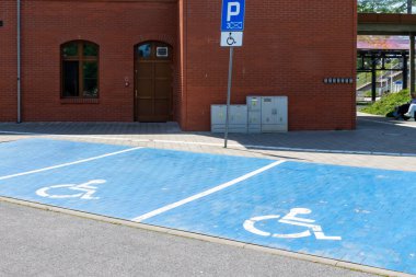 Engelliler için park yerleri