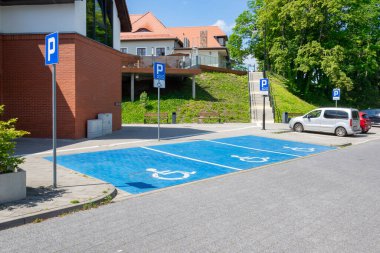 Engelliler için park yerleri