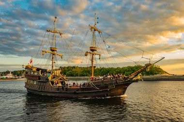 Ustka limanında yelken açan bir yolcu gemisi.