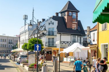 Ustka, Polonya - 24.06.2024 - Ustka 'da ilginç binaları olan sokaklar
