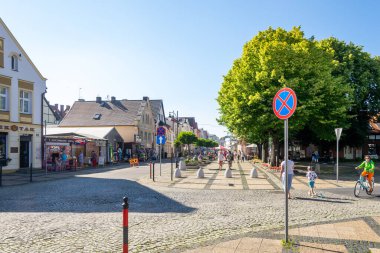 Ustka, Polonya - 24.06.2024 - Ustka 'da ilginç binaları olan sokaklar