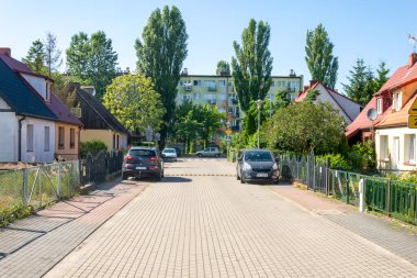 Ustka, Polonya - 24.06.2024 - Ustka 'da ilginç binaları olan sokaklar