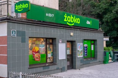 Ustka, Polonya - 26.06.2024 - Ustka 'da zabka zinciri mağazası