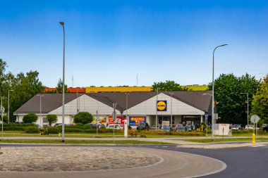 Ustka, Polonya - 24.06.2024 - Ustka 'daki Lidl marketi