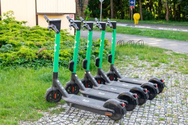 Ustka, Polonya - 25.06.2024 - Ustka 'da kiralık elektrikli scooterlar