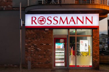 Ustka, Polonya - 25.06.2024 - Ustka 'daki Rossmann zincir mağazası