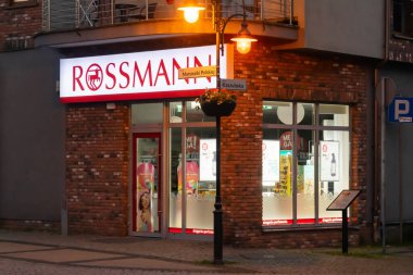 Ustka, Polonya - 25.06.2024 - Ustka 'daki Rossmann zincir mağazası