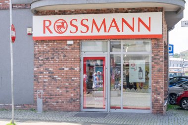 Ustka, Polonya - 25.06.2024 - Ustka 'daki Rossmann zincir mağazası