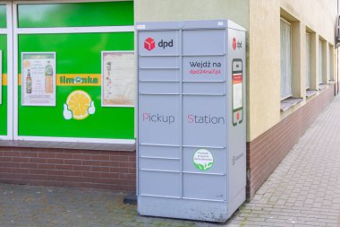 Ustka, Polonya - 25.06.2024 - Ustka 'daki DPD paket dolabı