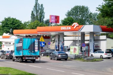 Ustka, Polonya - 25.06.2024 - Ustka 'daki Orlen benzin istasyonu