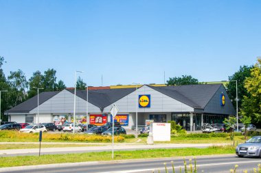 Ustka, Polonya - 26.06.2024 - Ustka 'daki Lidl marketi