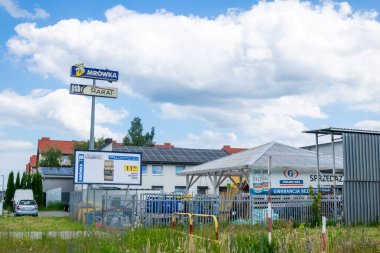 Ustka, Polonya - 26.06.2024 - Ustka 'da psb mrowka zincir mağazası