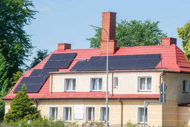 Kırmızı kiremit çatısındaki fotovoltaik paneller