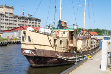 Ustka limanında duran bir balıkçı teknesi.