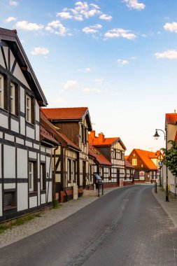Ustka şehrinde ilginç karakteristik binalarla sokaklar