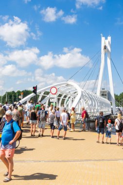 Ustka, Polonya - 25.06.2024 - Ustka liman kanalı üzerinde taşınabilir köprü