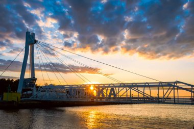Ustka limanının girişindeki köprü.