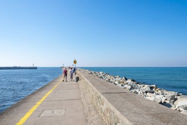Ustka, Polonya - 24.06.2024 - Ustka limanının üzerindeki iskele