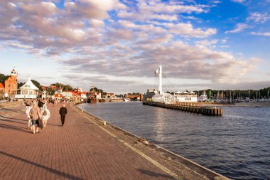 Ustka, Polonya - 25.06.2024 - Ustka limanında yürüyen insanlar
