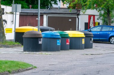 Ustka, Polonya - 26.06.2024 - Ustka kentindeki seçici atık toplama konteynırları