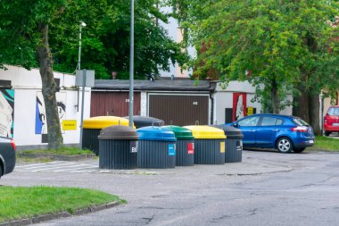 Ustka, Polonya - 26.06.2024 - Ustka kentindeki seçici atık toplama konteynırları