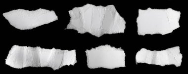 Siyah izole bir arkaplan üzerine beyaz bir kağıt parçası