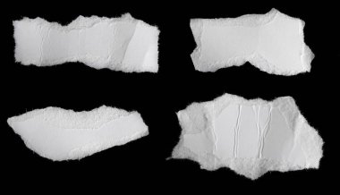 Siyah izole bir arkaplan üzerine beyaz bir kağıt parçası