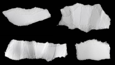 Siyah izole bir arkaplan üzerine beyaz bir kağıt parçası