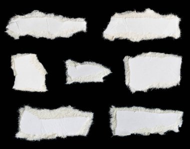 Siyah izole bir arkaplan üzerine beyaz bir kağıt parçası