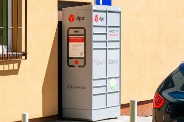 Ustka, Polonya - 25.06.2024 - Ustka 'daki DPD paket dolabı