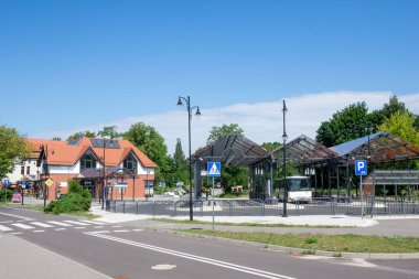 Ustka, Polonya - 26.06.2024 - Güneşli bir günde Ustka otobüs durağı