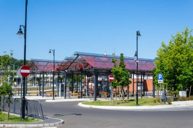 Ustka, Polonya - 26.06.2024 - Güneşli bir günde Ustka otobüs durağı