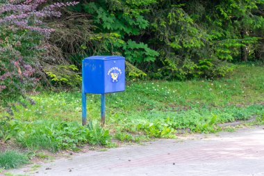 Ustka, Polonya - 26.06.2024 - Ustka 'daki Polonya Postanesinin mavi posta kutusu