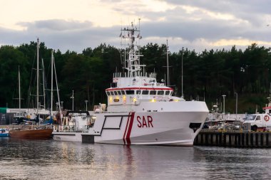 Ustka, Polonya - 25.06.2024 - Ustka Denizcilik Arama Kurtarma Servisi 'nde limanda gemi