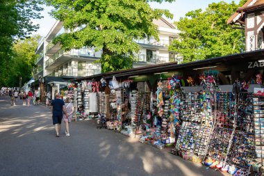 Ustka, Polonya - 26.06.2024 - Ustka 'daki hediyelik eşya dükkanları