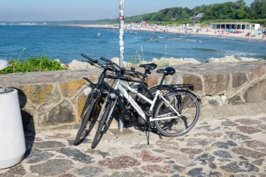 Ustka, Polonya - 24.06.2024 - Ustka rıhtımına park edilmiş bisikletler