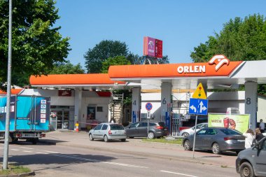 Ustka, Polonya - 25.06.2024 - Ustka 'da gün batımında Orlen benzin istasyonu