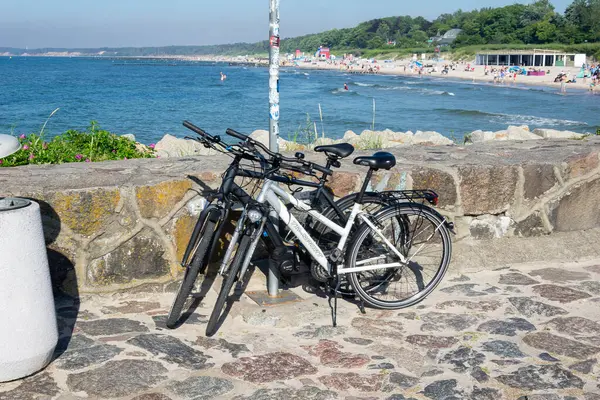 Ustka, Polonya - 24.06.2024 - Ustka rıhtımına park edilmiş bisikletler