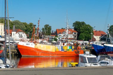 Ustka, Polonya - 24.06.2024 - Demirlemiş balıkçı tekneleri ve yatları ile Ustka limanı