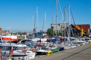 Ustka, Polonya - 24.06.2024 - Demirlemiş balıkçı tekneleri ve yatları ile Ustka limanı