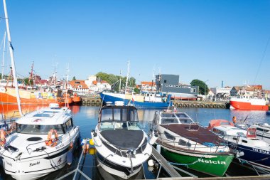 Ustka, Polonya - 24.06.2024 - Demirlemiş balıkçı tekneleri ve yatları ile Ustka limanı